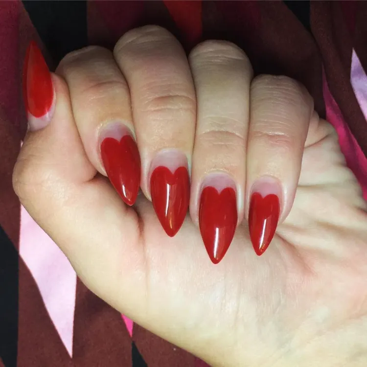 manucures spéciales Saint Valentin idée nail art coeurs rouges espace négatif