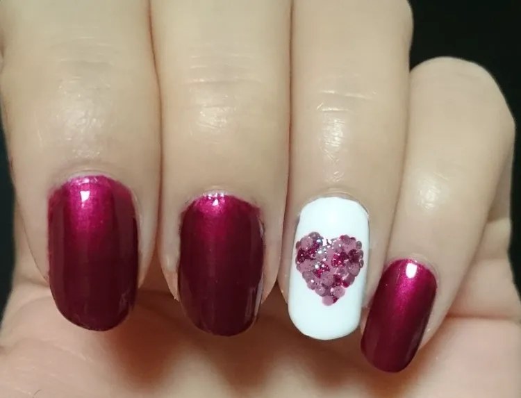 nail art romantique avec coeur manucures spéciales Saint Valentin