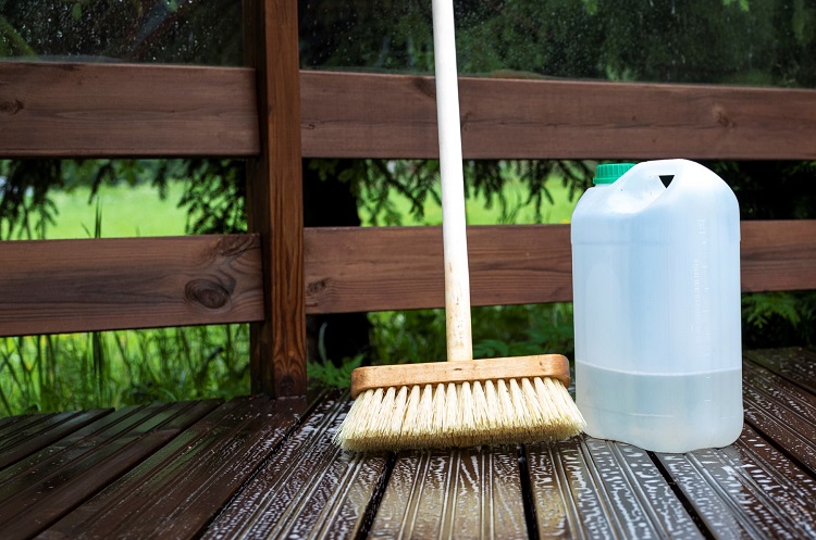 nettoyer-sa-terrasse-selon-materiau-bois-naturel-composite-traitement-savon-noir