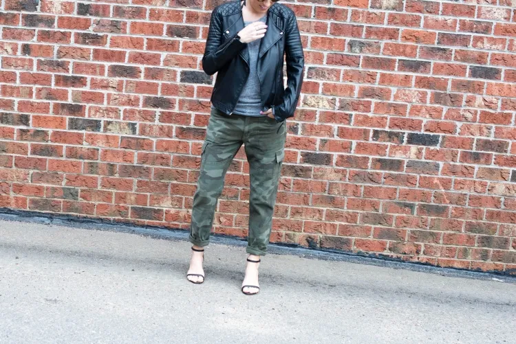 pantalon camouflage femme chic et veste de motard