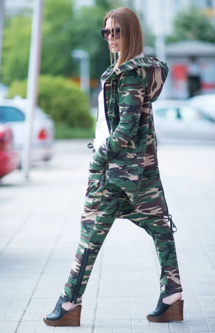 pantalon camouflage femme et chaussures à plateforme
