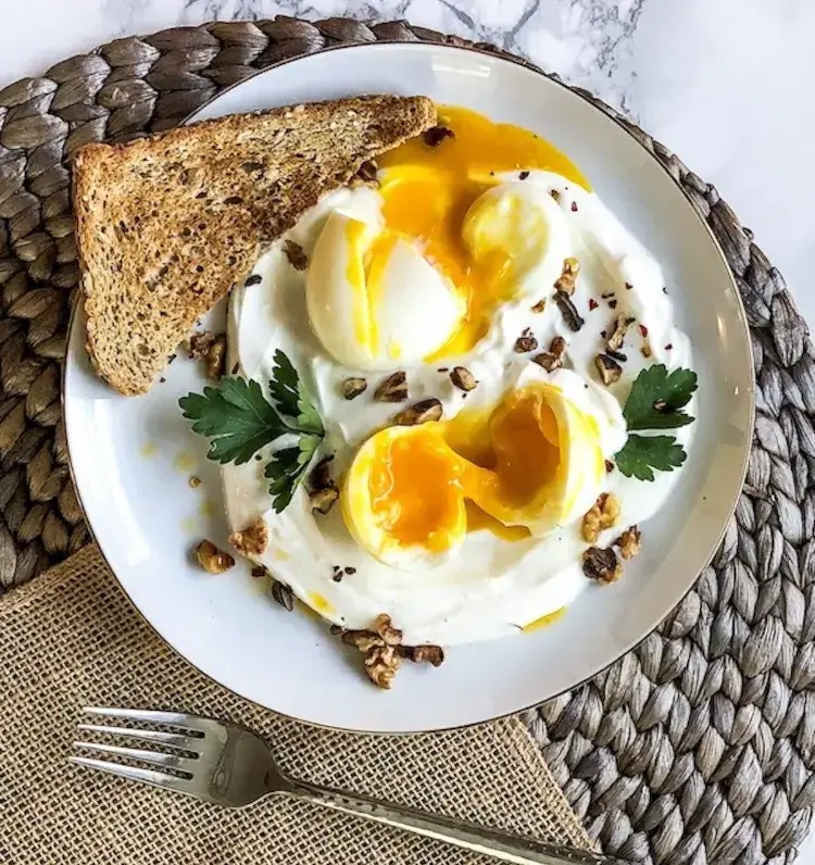 petit-déjeuner hivernal pour maigrir améliorer sa santé oeufs pochés yaourt bulgare