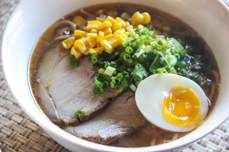 recette aux nouilles ramen soupe japonaise rapide mais oignons verts