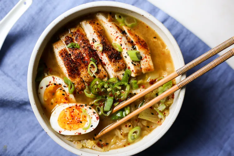 recette nouilles ramen piquante restes de poulet soupe japonaise rapide