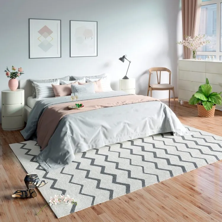 Renovación barata de dormitorio de moda con alfombra.