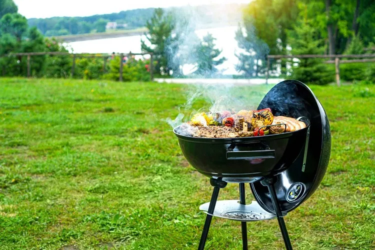 saison des barbecues nettoyer barbecue au charbon saison estivale 2022