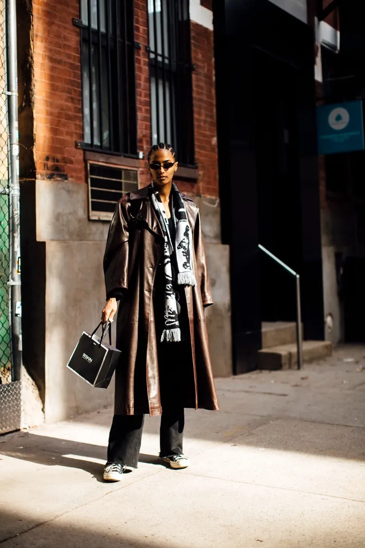 semaine de la mode new york automne hiver 2022 2023 femme trench en cuir street style