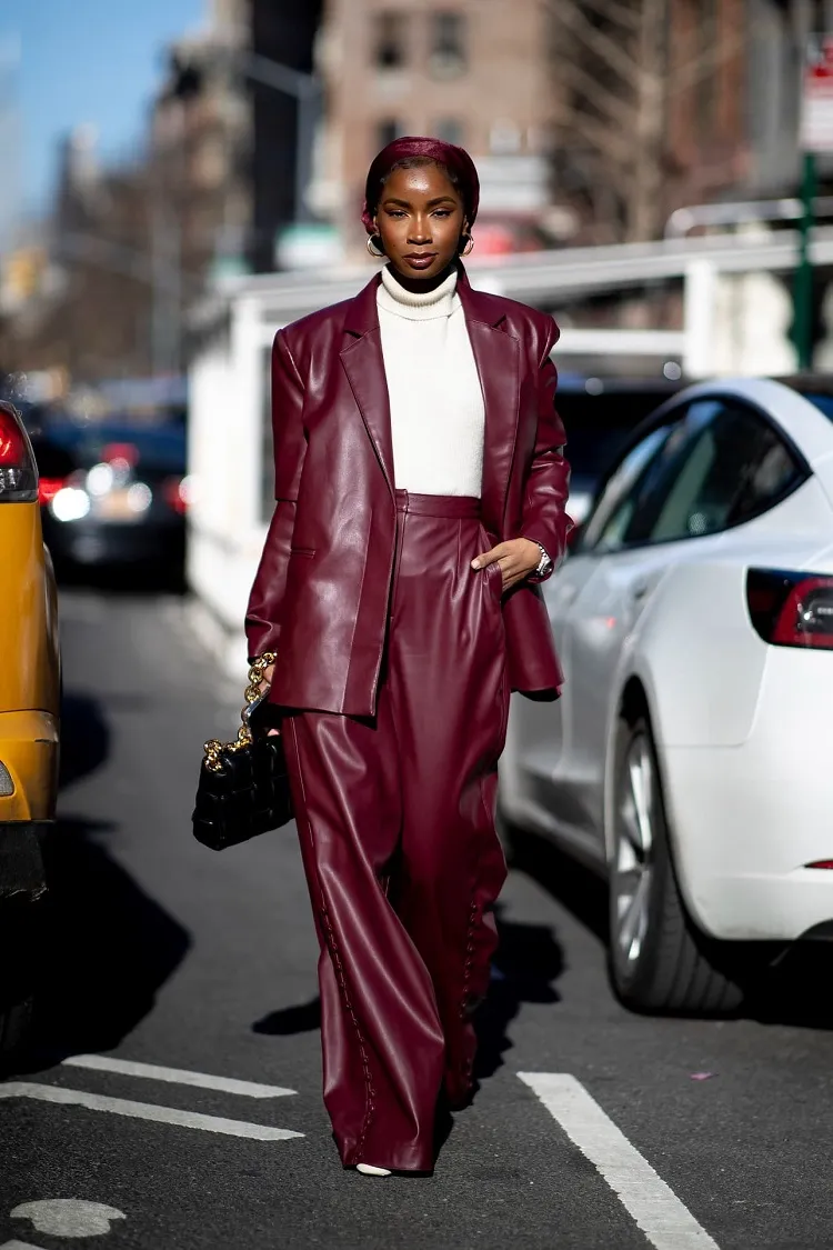 tailleur femme en cuir bordeaux look street style fashion week new york 2022