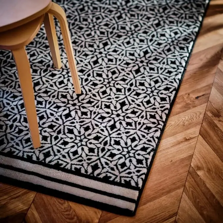 tapis HEMBJUDEN motif marocain noir blanc