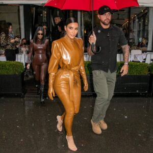 tendance mode 2022 femme comment porter du latex Kim Kardashian combinaison pantalon
