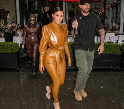 tendance mode 2022 femme comment porter du latex Kim Kardashian combinaison pantalon