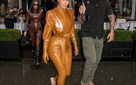 tendance mode 2022 femme comment porter du latex Kim Kardashian combinaison pantalon