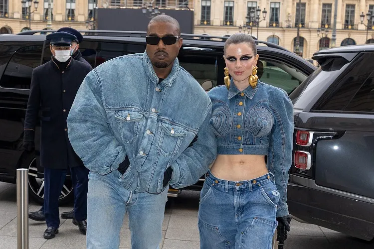 tendance mode double denim paris fashion week 2022 Kanye West et Julia Fox total look jean