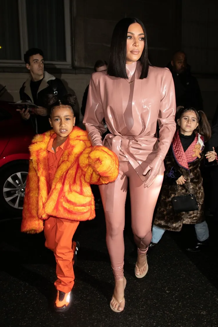 tendances mode femme 2022 comment porter du latex combinaison pantalon Kim Kardashian