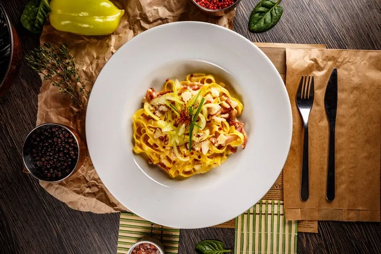 Real recipe pasta carbona preparation Italian cuisine