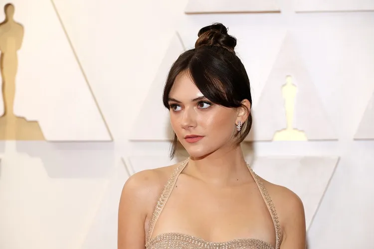 Emilia Jones coiffure avec un frange rideau Oscars 2022