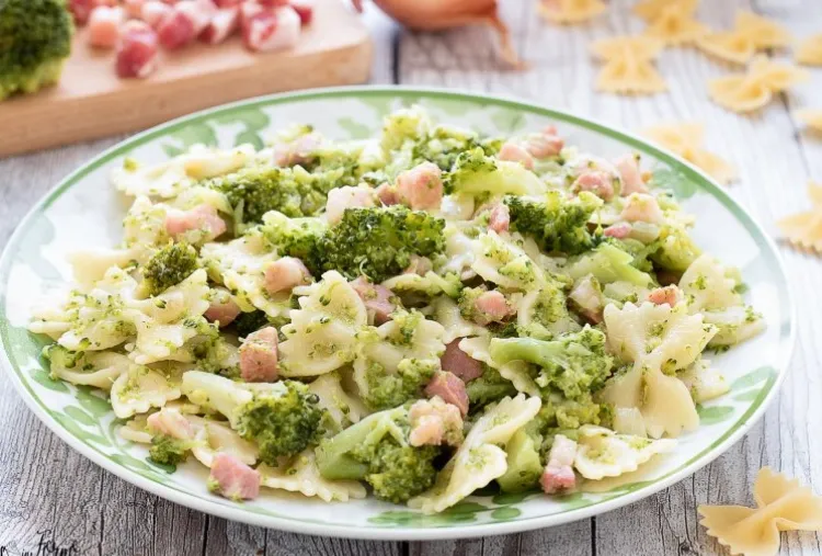 Pasta broccoli e pancetta sauces pour pates préférées italiens recette farfalle