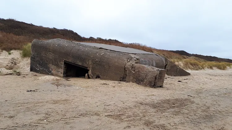 abri antiatomique bunker sur la plage 2022