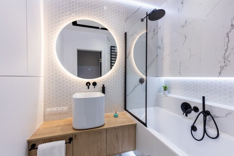 agrandir petite salle de bain miroir pour agrandir salle de bain astuces déco murs en marbre blanc