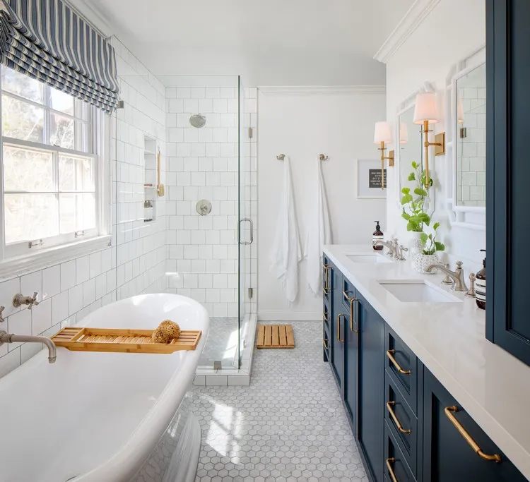 agrandir salle de bain visuellement augmenter la lumière naturelle deco petite salle de bain moderne