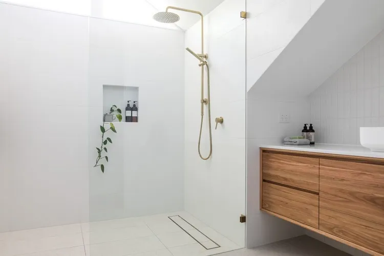 agrandir salle de bain visuellement couleurs assorties déco blanche amenagement petite salle de bain