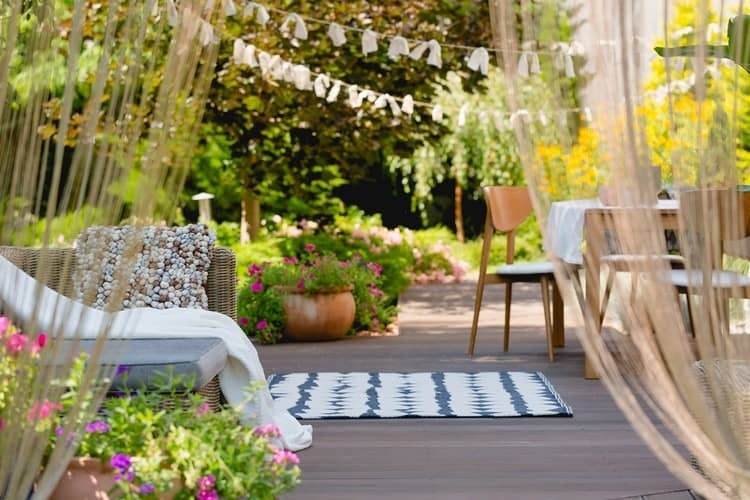 amenagement jardin sans entretien créer une zone de détente mobilier exterieur tendance 2022