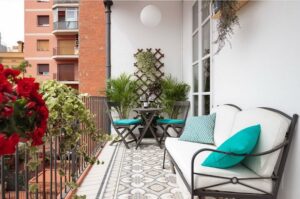 aménager un balcon en longueur idées déco conseils astuces tendances 2022