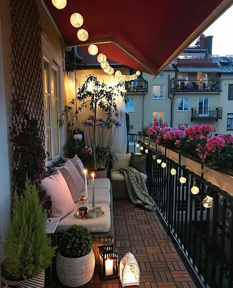 aménager un petit balcon en longueur éclairage tamisé guirlande lumineuse bougies photophores