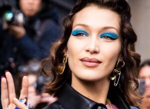 bella hadid fard a paupieres bleu