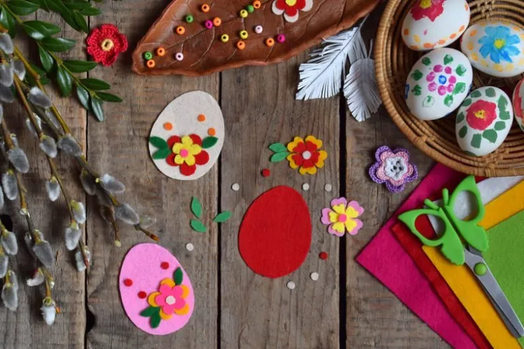 bricolage paques maternelle 3 ans oeufs feutrine couleurs décorés fleurs