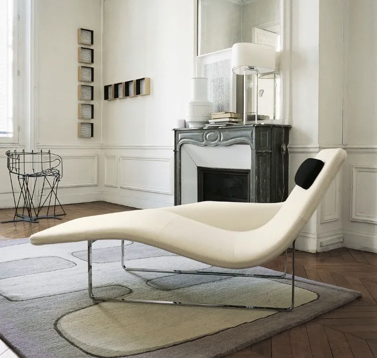 canapé méridienne design forme érgonomique futuriste salon blanc avec cheminée