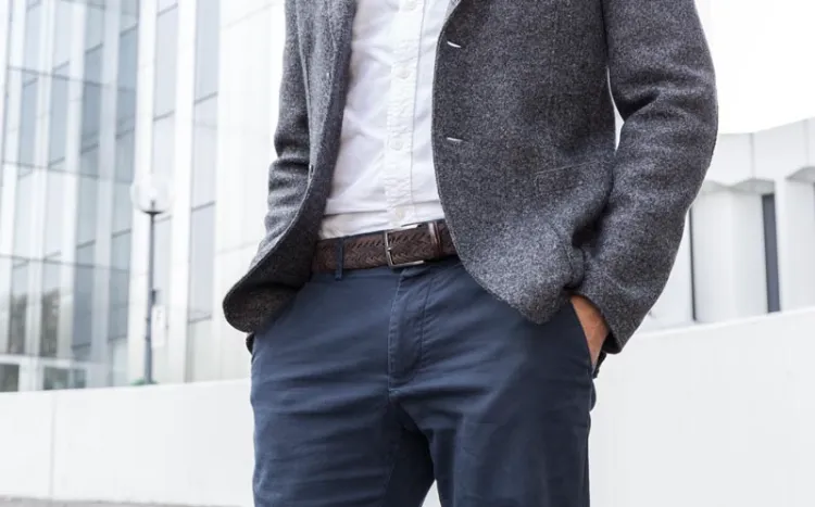 chemise homme dans le pantalon avec ceinture en cuir veste style chic décontracté