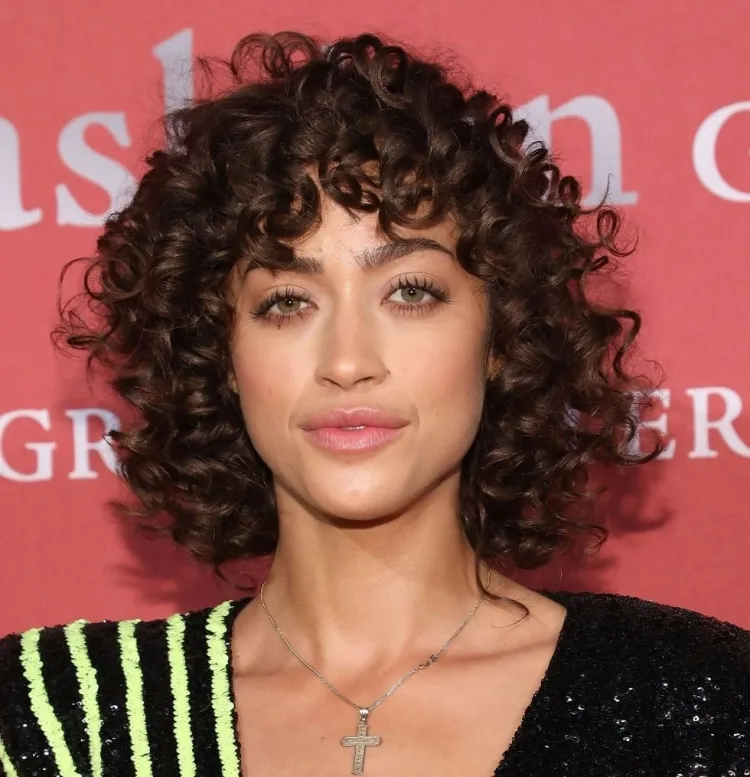 Short curly hairstyle for spring/summer 2022