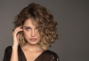 coiffure pour cheveux bouclés carré dégradé 2022