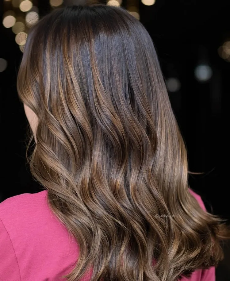 coloration cheveux noisette reflets lumineux crinières brunes nouvelles tendances couleurs cheveux 2022