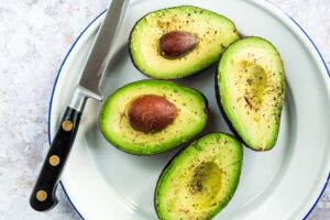 comment conserver un avocat ouvert coupé en deux au frigo facilement