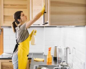comment dégraisser meubles de cuisine astuces nettoyer précautions prendre