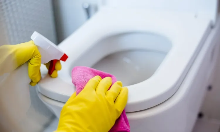 comment enlever les taches jaunes dans les wc frotter toilettes brosse trempée plusieurs reprises vinaigre
