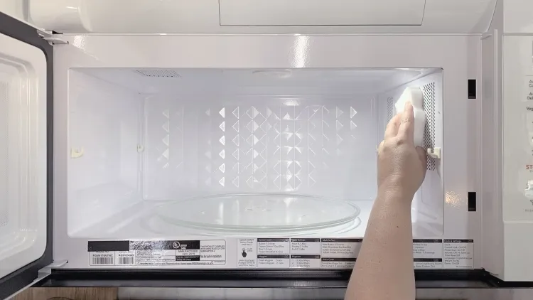 comment nettoyer interieur four micro ondes savon vaisselle