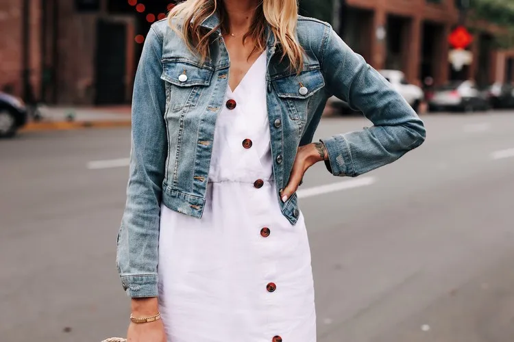 comment porter la veste en jean avec une robe d'été blanche tendances mode 2022