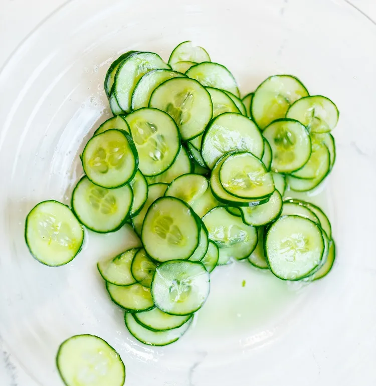 cucumbers with white vinegar