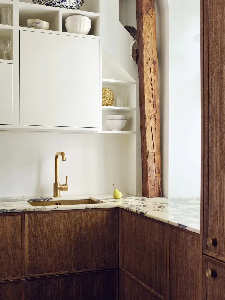 cuisine tendance 2022 blanche style vintage en bois massif plan de travail marbre