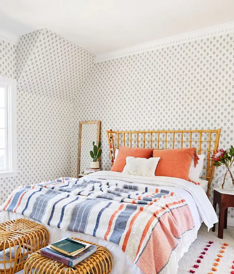 decoración de dormitorio chic bohemio inspirada en los patrones de papel tapiz de elementos exóticos de los años 70