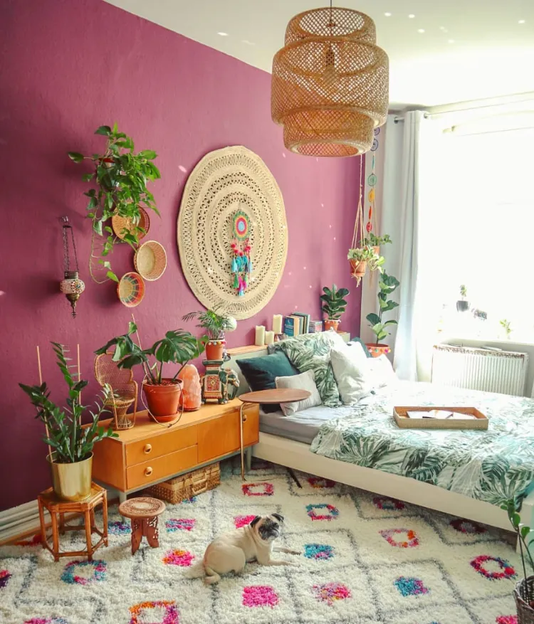 decoración de dormitorio bohemio alta en colores cálidos acentos exóticos trenzados