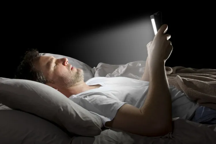 dormir avec lumière allumée lumière bleue appareils électroniques coupable humeur
