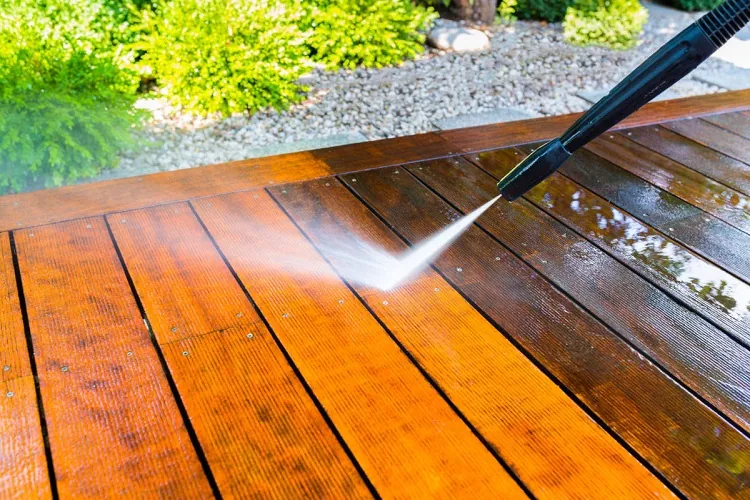 enlever la mousse verte sur une terrasse naturellement