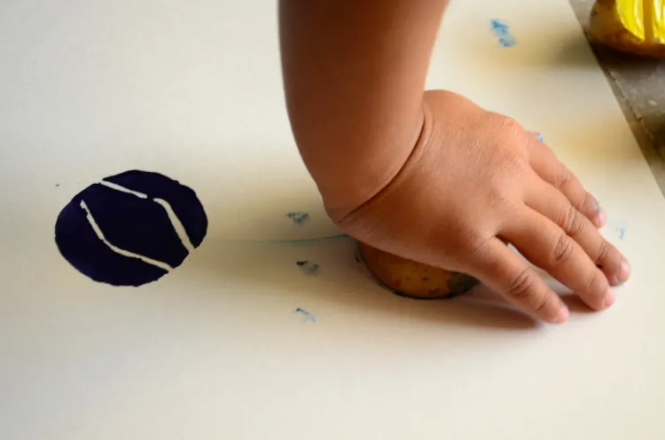 idée bricolage de paques 3 ans peinture tampons oeufs pommes de terre