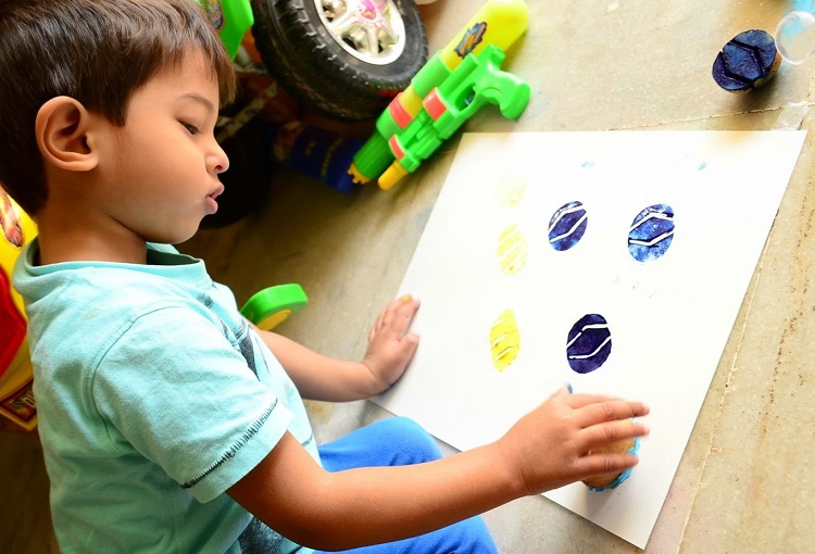 idée de bricolage paques 3 ans peinture tampons oeufs pommes de terre