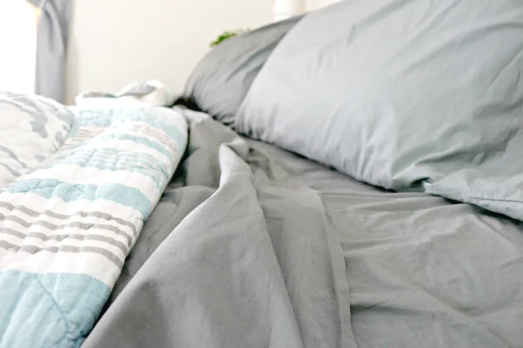 mauvaise odeur chambre à coucher causes courantes linge lit sale