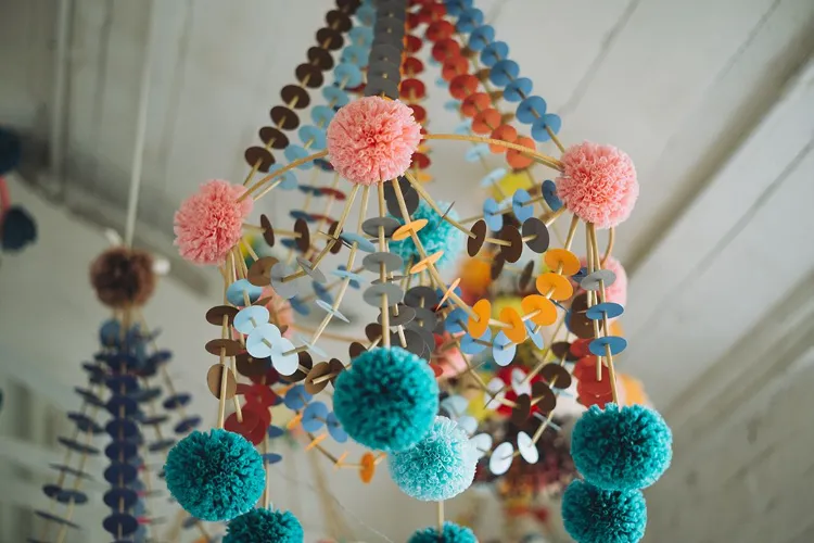 meilleures idées de déco DIY sur TikTok chandelier pajaki pompons guirlandes